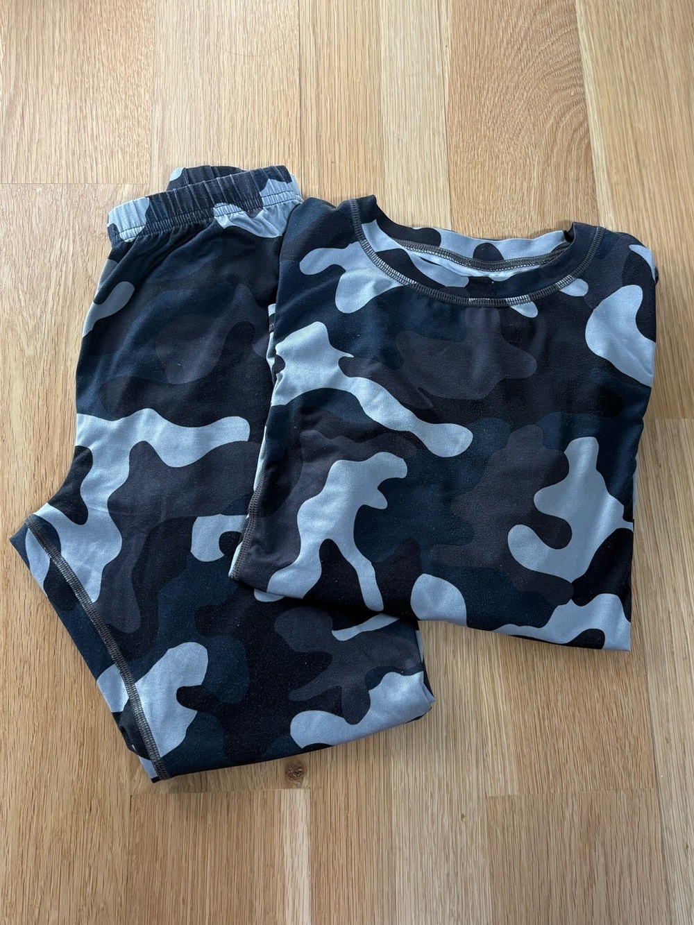 Lands' End Boys Black & Gray Camo Base Layer Set Size S (8)